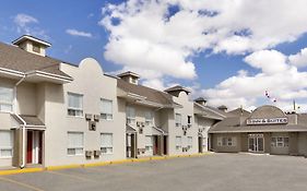 Colonial Square Inn & Suites